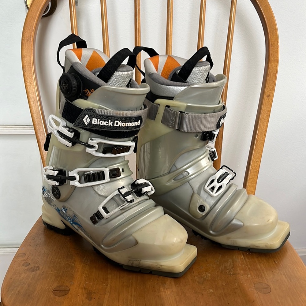 Women’s telemark ski boots